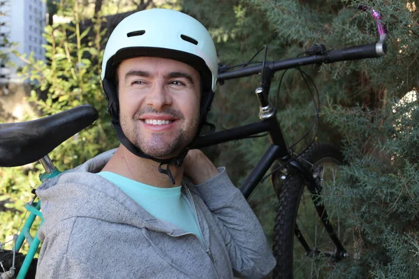 자연에 투구를 자전거를 잘생긴 청년의 — 스톡 사진