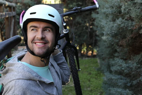 Ritratto Bel Giovanotto Con Casco Bicicletta Sulla Natura — Foto Stock