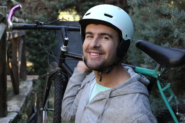 ヘルメットと自転車を身につけたハンサムな青年の肖像画 — ストック写真
