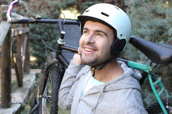 Ritratto Bel Giovanotto Con Casco Bicicletta Sulla Natura — Foto Stock