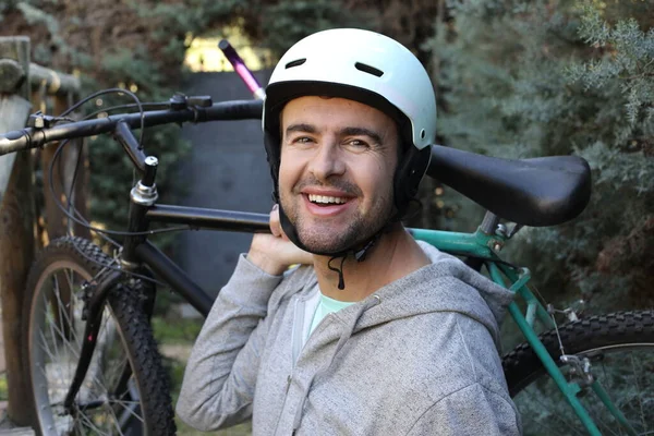 자연에 투구를 자전거를 잘생긴 청년의 — 스톡 사진