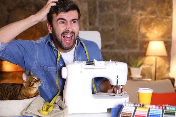 Close Retrato Jovem Estressado Alfaiataria Casa Com Máquina Costura — Fotografia de Stock