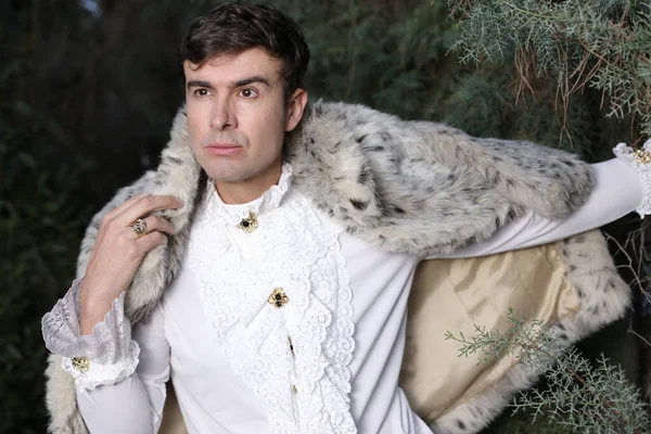 Close Retrato Belo Jovem Com Pele Leopardo Ombros Natureza — Fotografia de Stock