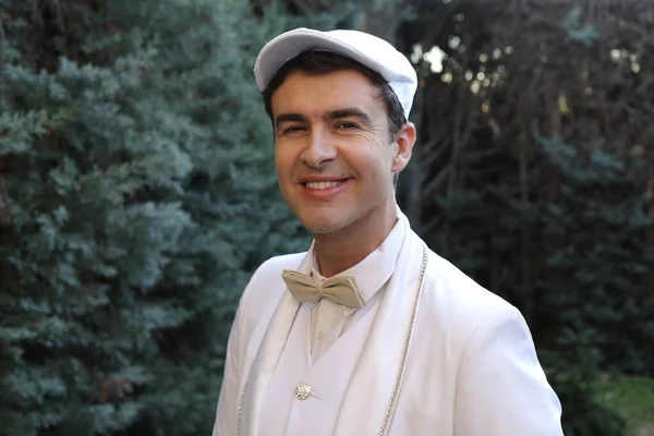 Beyaz Takım Elbiseli Açık Hava Şapkalı Yakışıklı Genç Adamın Yakın — Stok fotoğraf