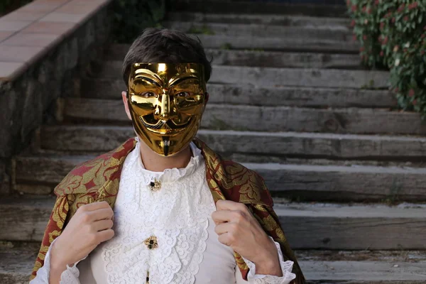 Close Retrato Belo Jovem Máscara Dourada Roupas Elegantes Escadas Livre — Fotografia de Stock