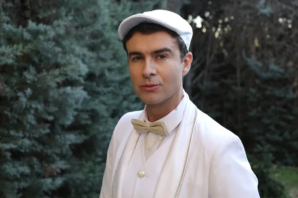 Beyaz Takım Elbiseli Açık Hava Şapkalı Yakışıklı Genç Adamın Yakın — Stok fotoğraf