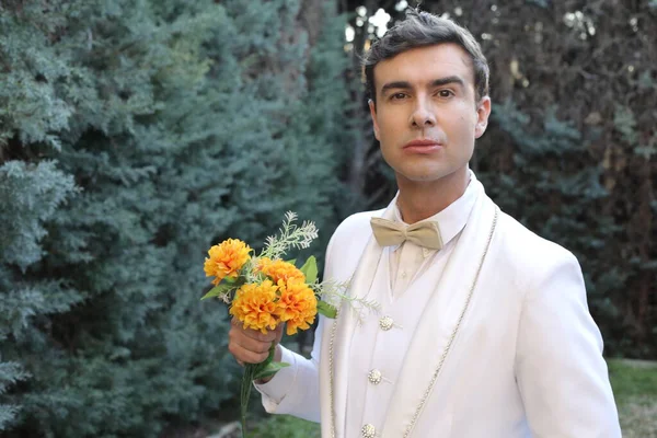 Close Retrato Belo Jovem Elegante Terno Branco Segurando Flores Buquê — Fotografia de Stock