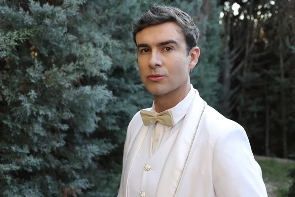 Nahaufnahme Porträt Eines Hübschen Jungen Mannes Eleganten Weißen Anzug Freien — Stockfoto
