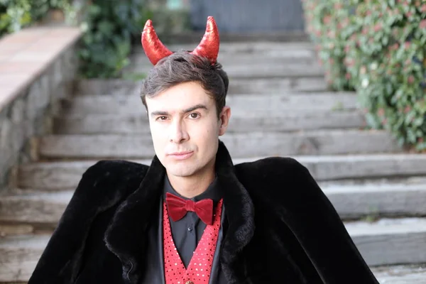 Dışarıdaki Merdivenlerde Boynuzları Olan Şeytan Kostümlü Yakışıklı Genç Adamın Yakın — Stok fotoğraf