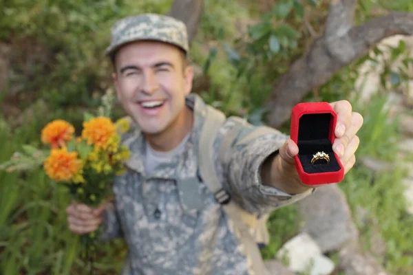 Närbild Porträtt Stilig Ung Soldat Med Vigselring Och Bukett Utomhus — Stockfoto