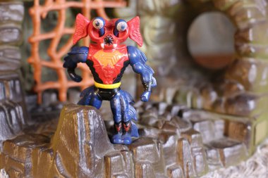 Kırsal arka planda oyuncağın yakın plan çekimi He-Man ve Evrenin Efendileri koleksiyonu.