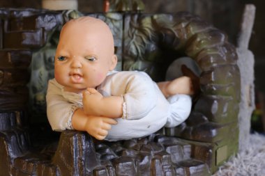 Kırsal arkaplandaki bebeğin yakın plan görüntüsü.