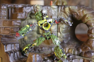 Kırsal arka planda robot oyuncağın yakın plan çekimi