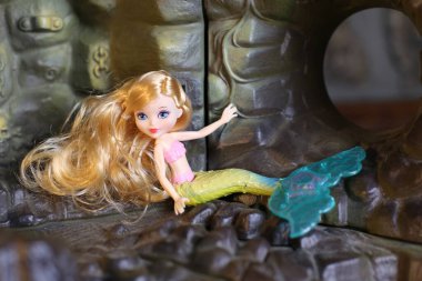 Kırsal arka planda deniz kızı bebeğinin yakın plan görüntüsü