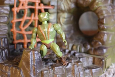 Kırsal arka planda oyuncağın yakın plan çekimi He-Man ve Evrenin Efendileri koleksiyonu.