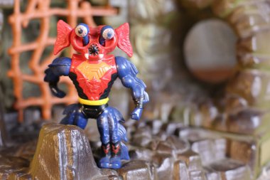 Kırsal arka planda oyuncağın yakın plan çekimi He-Man ve Evrenin Efendileri koleksiyonu.