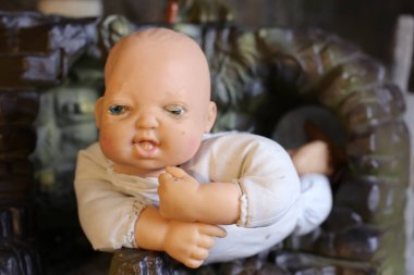 Kırsal arkaplandaki bebeğin yakın plan görüntüsü.