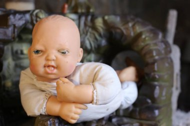 Kırsal arkaplandaki bebeğin yakın plan görüntüsü.