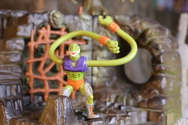 Kırsal arka planda oyuncağın yakın plan çekimi He-Man ve Evrenin Efendileri koleksiyonu.