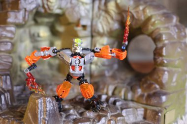 Kırsal arka planda robot oyuncağın yakın plan çekimi