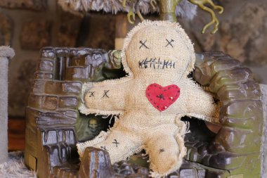 Kırsal arka planda vudu bebeğinin yakın plan görüntüsü