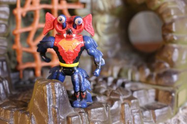 Kırsal arka planda oyuncağın yakın plan çekimi He-Man ve Evrenin Efendileri koleksiyonu.