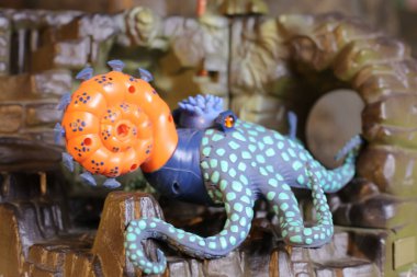 Kırsal arka planda mürekkep balığı oyuncağının yakın plan görüntüsü