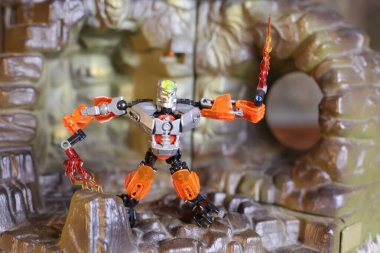 Kırsal arka planda robot oyuncağın yakın plan çekimi