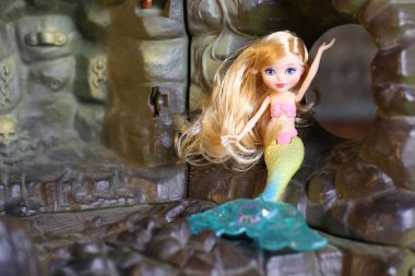 Kırsal arka planda deniz kızı bebeğinin yakın plan görüntüsü