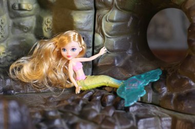 Kırsal arka planda deniz kızı bebeğinin yakın plan görüntüsü