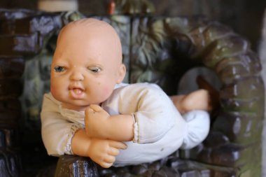 Kırsal arkaplandaki bebeğin yakın plan görüntüsü.