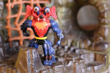 Kırsal arka planda oyuncağın yakın plan çekimi He-Man ve Evrenin Efendileri koleksiyonu.