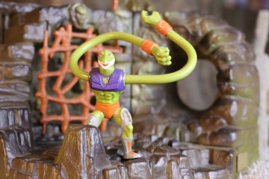 Kırsal arka planda oyuncağın yakın plan çekimi He-Man ve Evrenin Efendileri koleksiyonu.