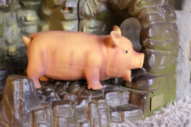 Kırsal arka planda oyuncak domuzun yakın plan çekimi.