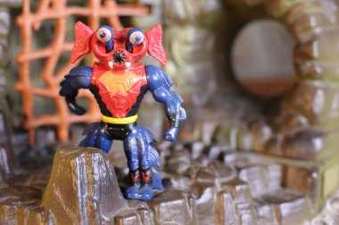 Kırsal arka planda oyuncağın yakın plan çekimi He-Man ve Evrenin Efendileri koleksiyonu.