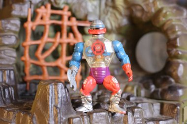 Kırsal arka planda oyuncağın yakın plan çekimi He-Man ve Evrenin Efendileri koleksiyonu.