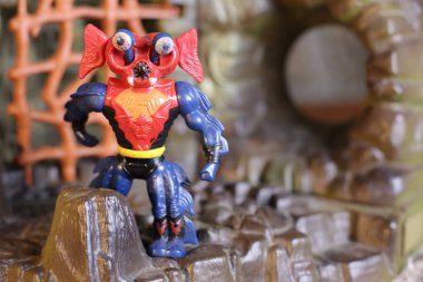 Kırsal arka planda oyuncağın yakın plan çekimi He-Man ve Evrenin Efendileri koleksiyonu.