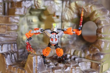 Kırsal arka planda robot oyuncağın yakın plan çekimi