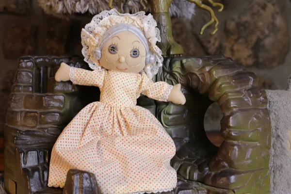 Крупный План Куклы Платье Деревенском Фоне — стоковое фото