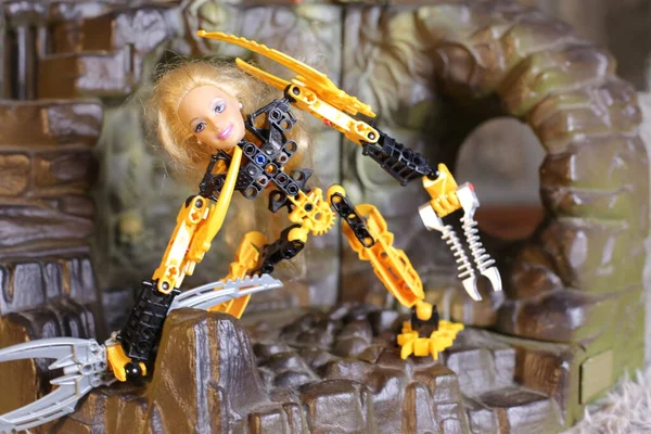 Kırsal Arka Planda Oyuncak Bebek Kafası Olan Robot Oyuncağın Yakın — Stok fotoğraf