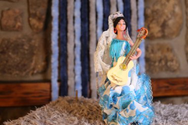 Gitar çalarken çekilen yakın plan bebek resmi.