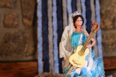 Gitar çalarken çekilen yakın plan bebek resmi.