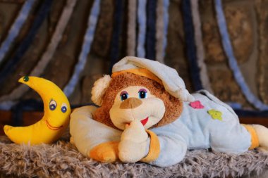 Pijamalı oyuncak ayının yakın plan fotoğrafı.