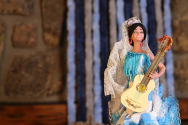 Gitar çalarken çekilen yakın plan bebek resmi.