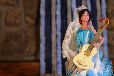 Gitar çalarken çekilen yakın plan bebek resmi.