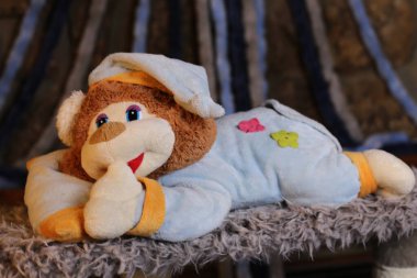 Pijamalı oyuncak ayının yakın plan fotoğrafı.