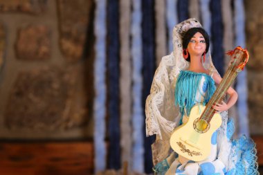 Gitar çalarken çekilen yakın plan bebek resmi.