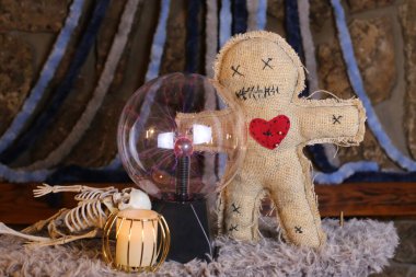 Benekli ayıcığın yumuşak oyuncağını yakından çek.