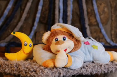 Pijamalı oyuncak ayının yakın plan fotoğrafı.