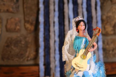 Gitar çalarken çekilen yakın plan bebek resmi.